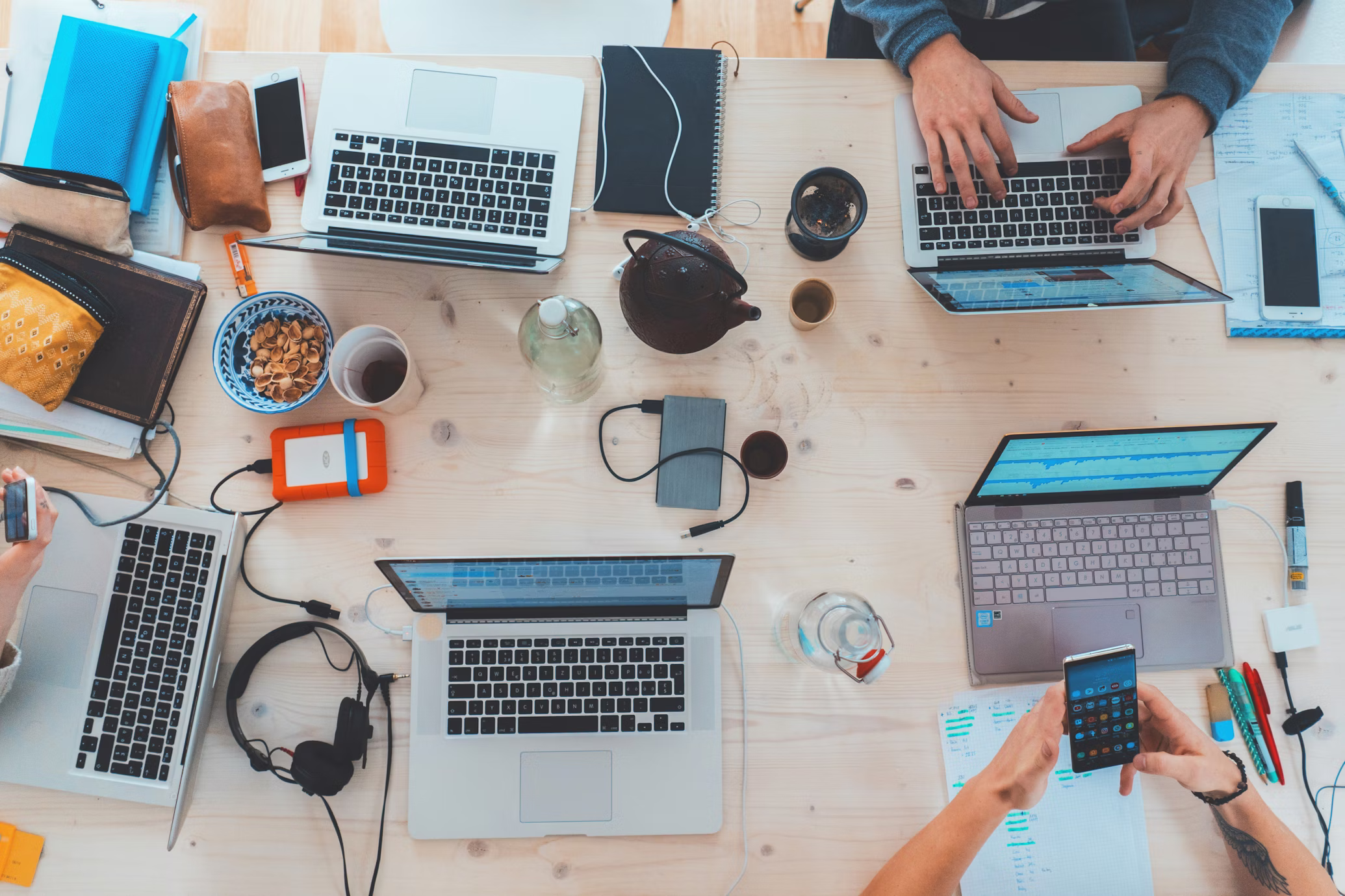 Tim pengembang web sedang merancang arsitektur sistem digital yang skalabel untuk bisnis